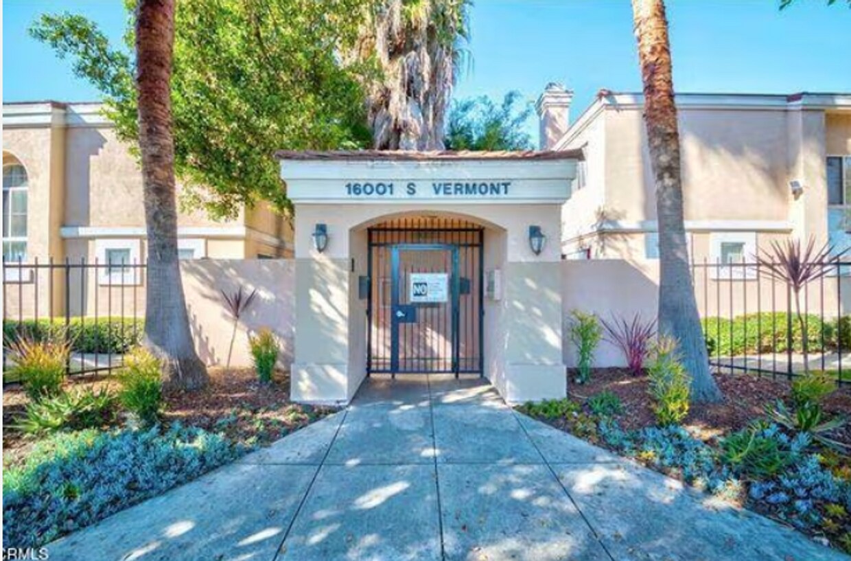 NEWLY REMODELED 3 BEDROOM 3 BATH - NEWLY REMODELED 3 BEDROOM 3 BATH