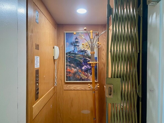 Building Photo - 9709 Shadybrook Dr