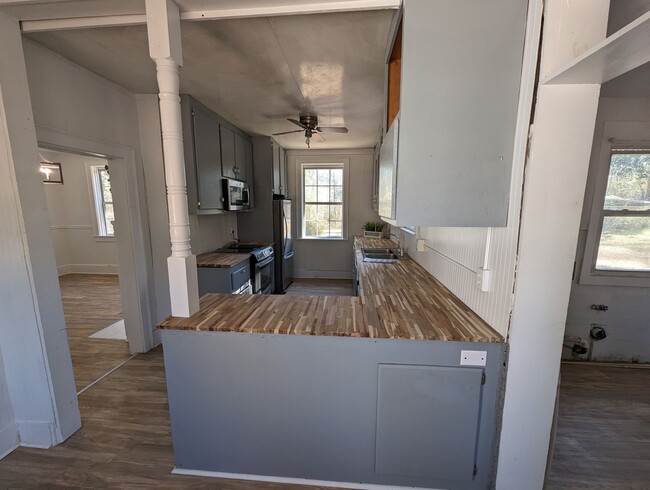 Building Photo - Single home for rent