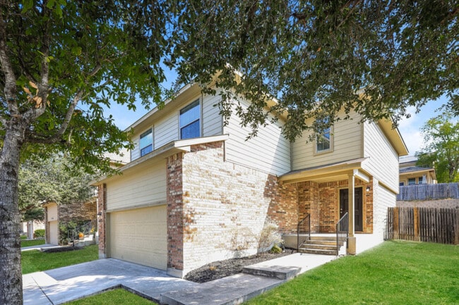 Building Photo - 2702 Majestic Dr
