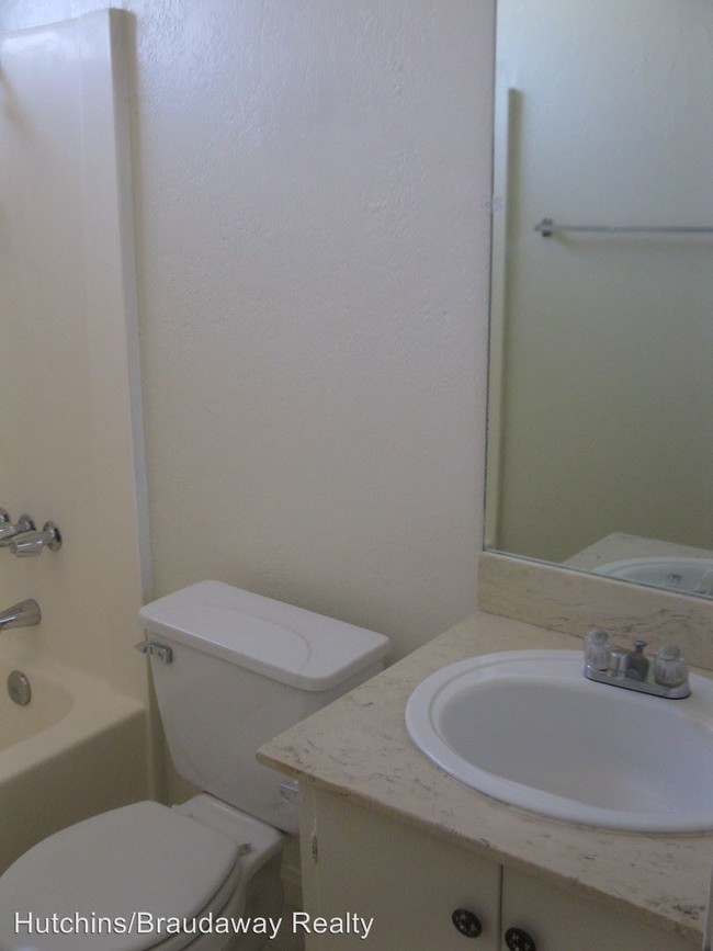 Building Photo - 2220-2222 Reo Dr