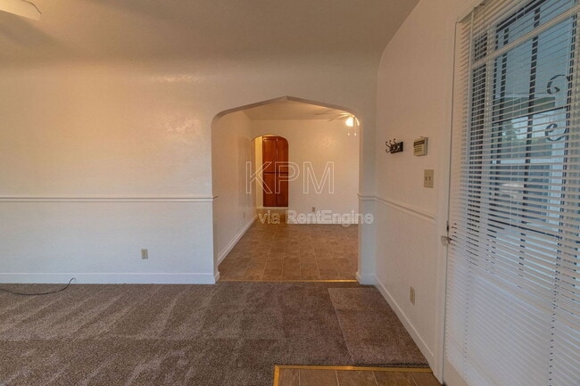 Foto del edificio - 325 E Mariposa Ave