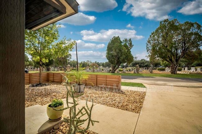 Foto del edificio - 1417 E Crockett St