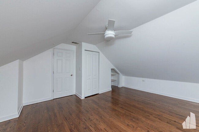 Building Photo - 1426 N Greenview Ave