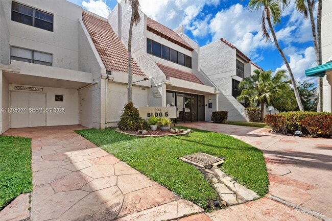 Foto del edificio - 303 Racquet Club Rd