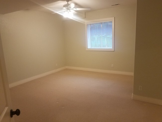 Dormitorio enorme, techos de 2,4 metros. - 16909 W 63rd Ln