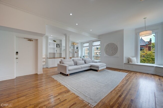Building Photo - 351 W Dickens Ave