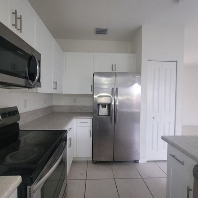 Foto del edificio - 20742 NE 5th Ct