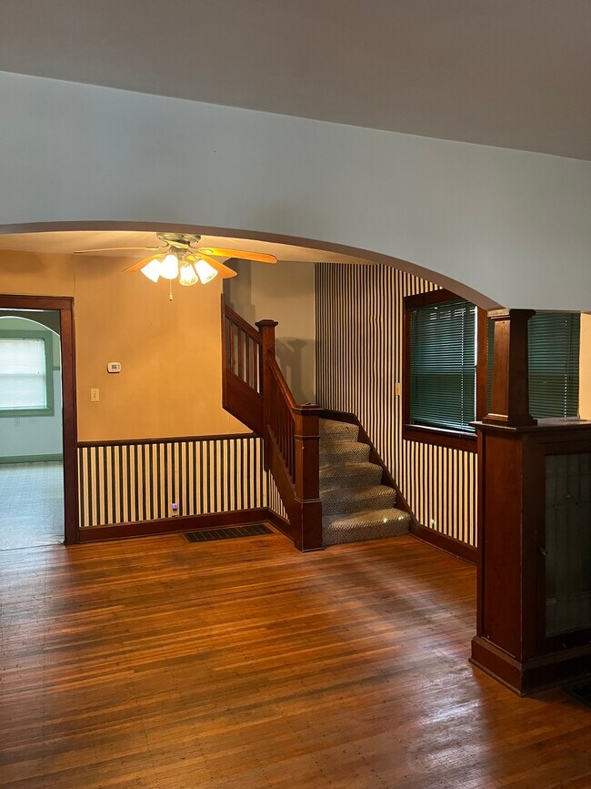 Comedor - 5753 E New York St