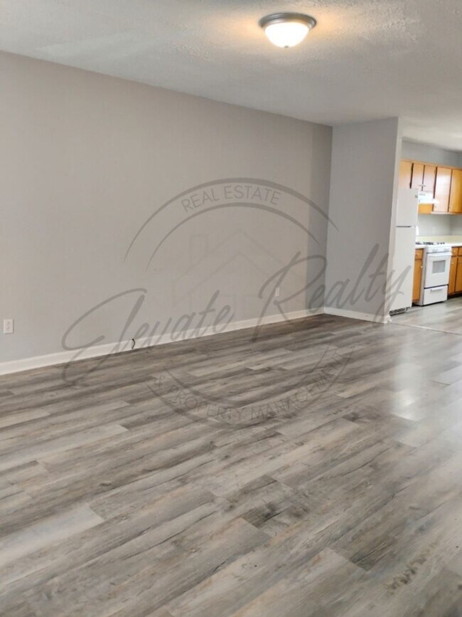 Foto del edificio - Three Bedroom, Two Level Duplex for Rent!