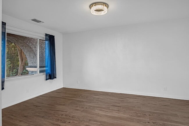 Foto del edificio - A Clean, Well-Sized Home With Solar in Woodland