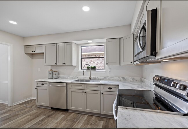 Building Photo - 6521 Gaslight Ln S