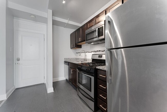 Building Photo - 5863 N Kenmore Ave