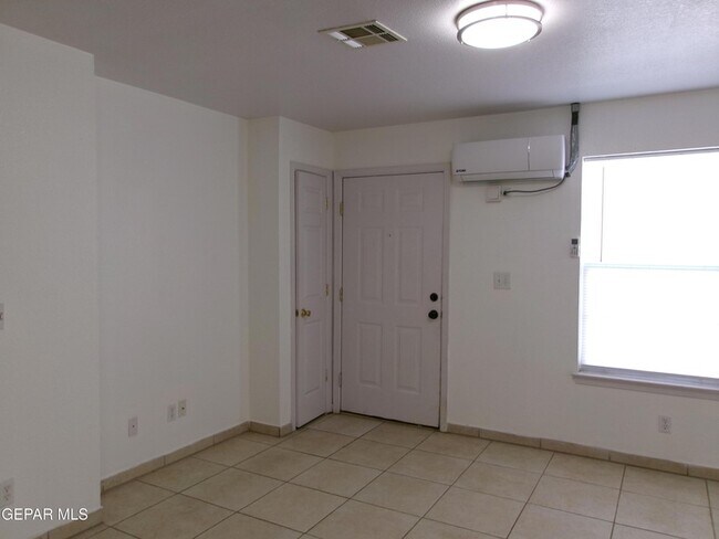 Foto del edificio - 303 McClintock Dr