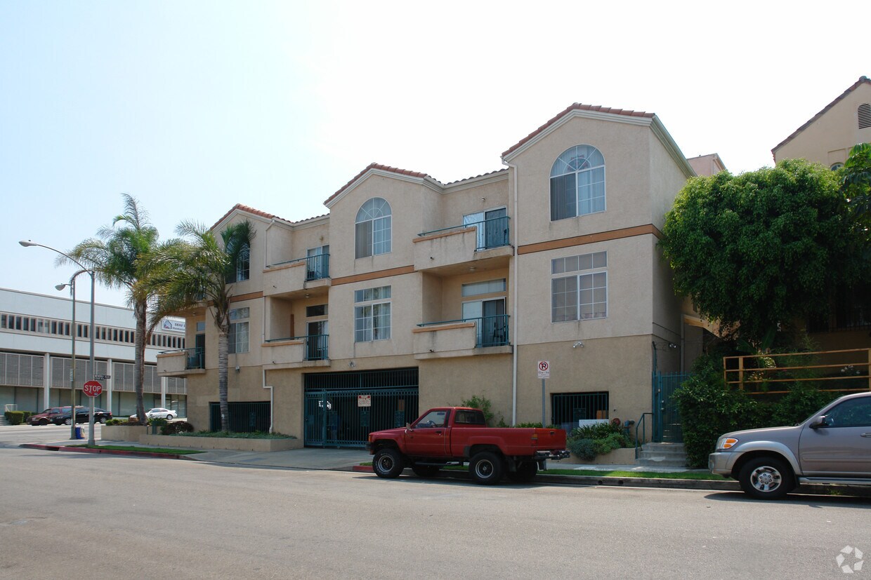 Foto principal - 2534 Beverly Blvd