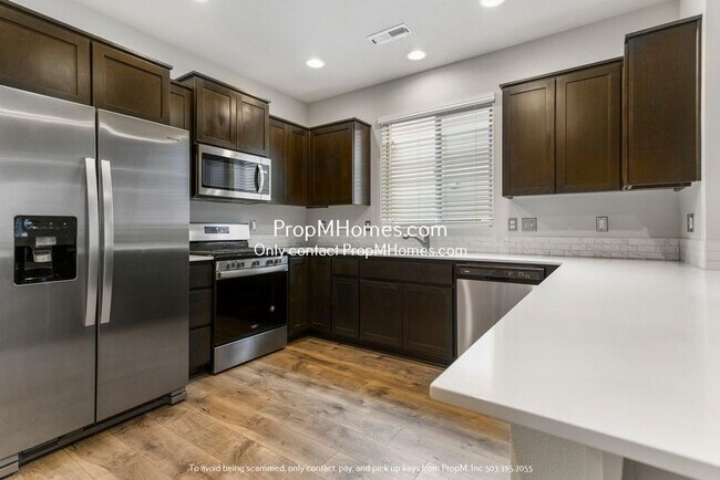 Foto del edificio - Charming Three Bedroom Townhome In Happy Valley!