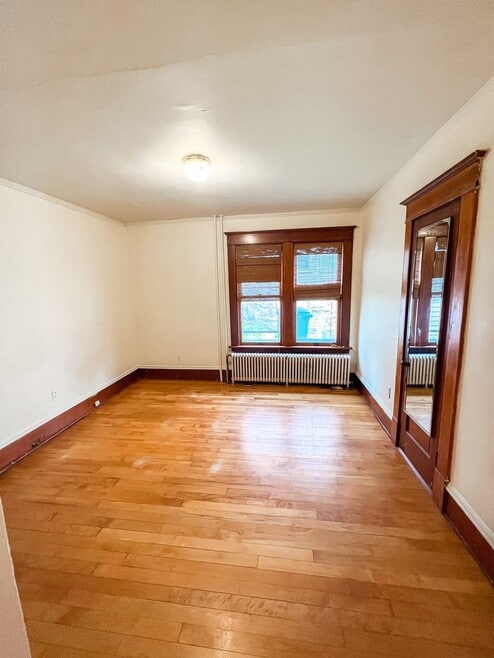 Building Photo - 208 King St