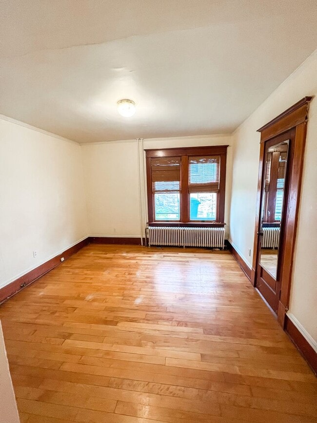 Building Photo - 208 King St