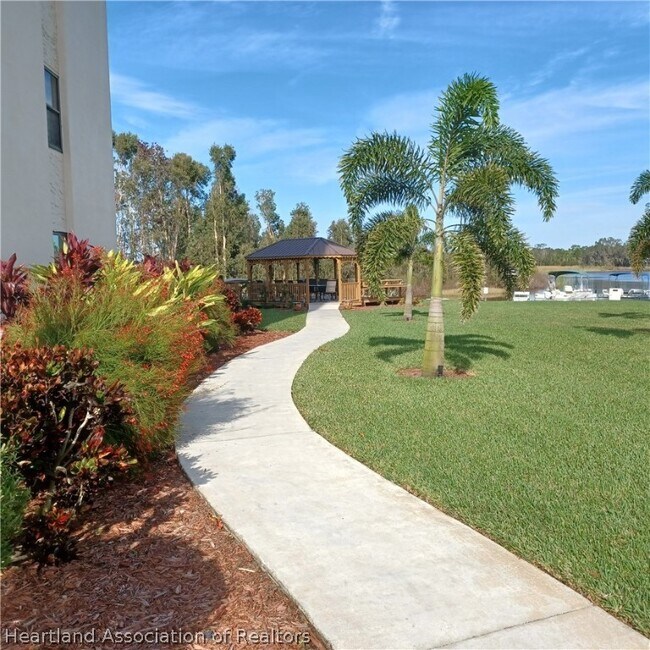 Foto del edificio - 121 Country Club Dr