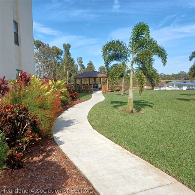 Building Photo - 121 Country Club Dr