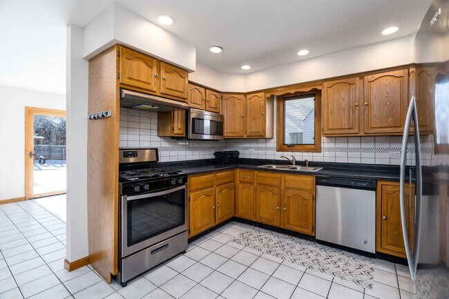 Foto del edificio - 664 Lincoln Ave