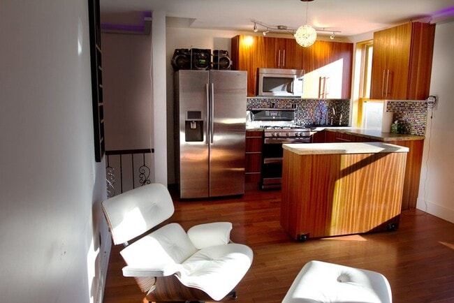 Building Photo - 359 6th St