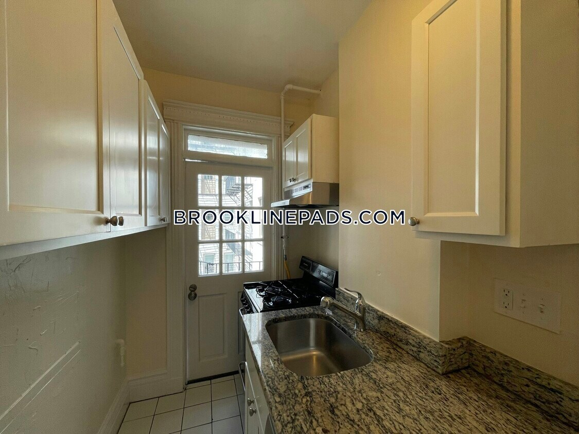 Primary Photo - 1111 Beacon St.