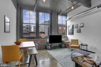 Building Photo - 1701 Tulip St