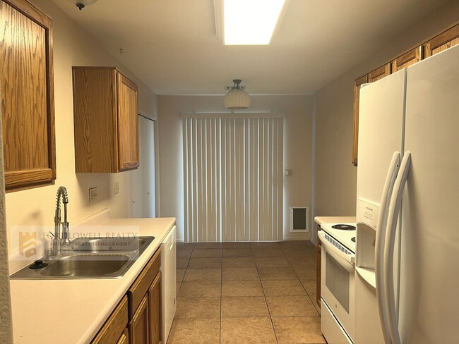 Foto del edificio - 3 bed 2 bath, garage, fenced yard, washer/...