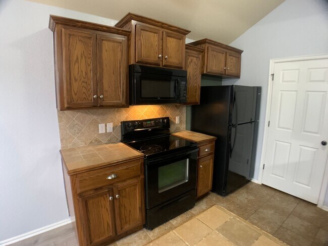 Foto del edificio - 3 Bed 2 Bath Home in Yukon with a Storm sh...