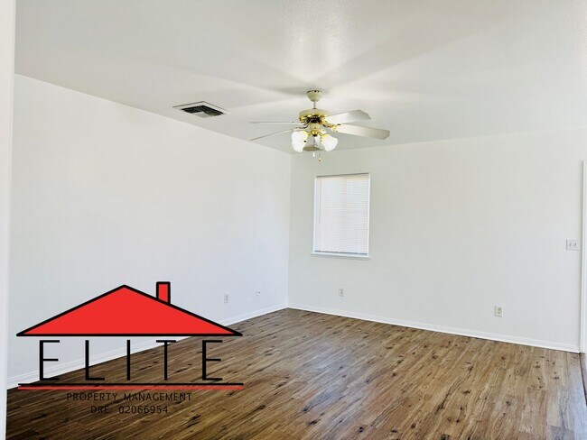 Foto del edificio - AVAILABLE NOW!!!