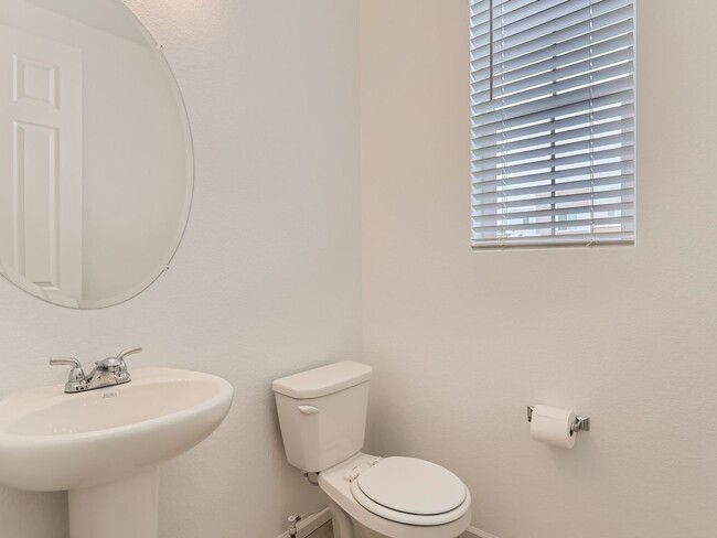 Foto del edificio - Aurora 3BR Townhome | 2-Car Garage, Covered Deck & Modern Finishes