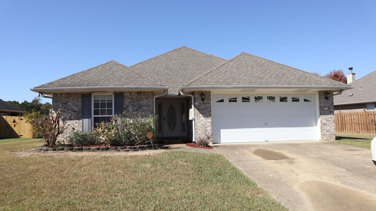 Primary Photo - Newly Renovated 3BR with Big Yard and Garage