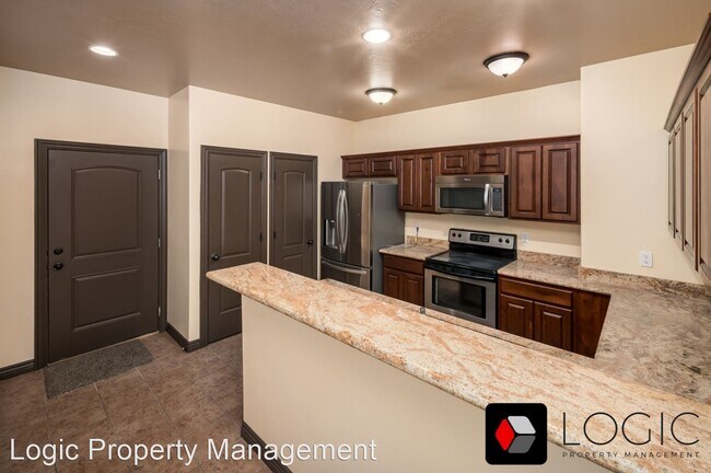 Foto del edificio - 4 br, 3.5 bath House - 5098 West Valmont Way