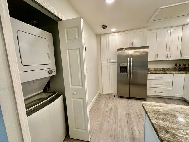 Building Photo - 6300 Royal Woods Dr