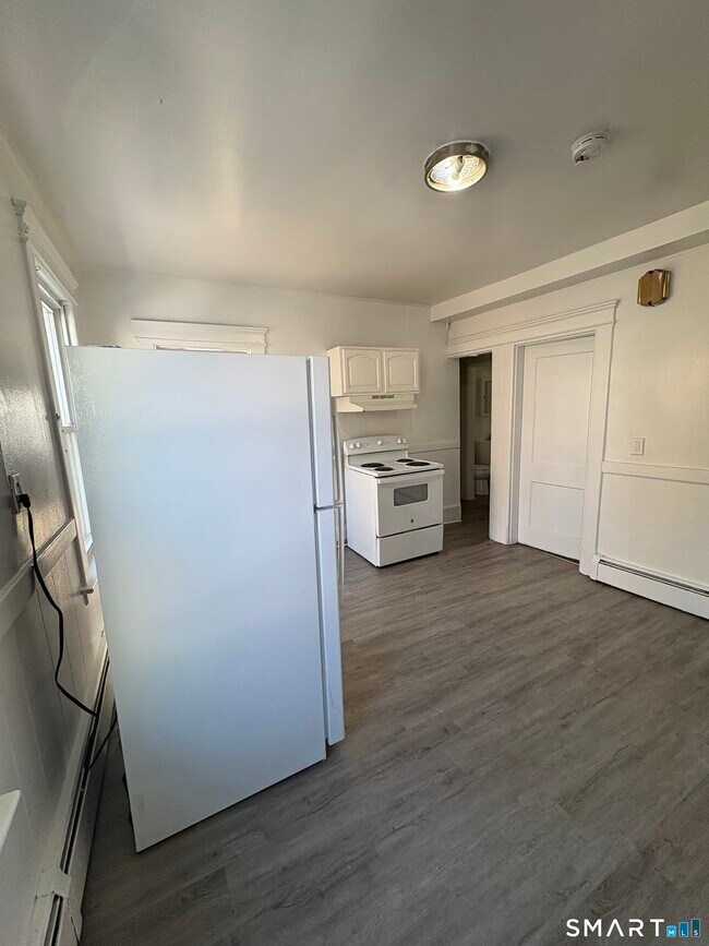 Building Photo - 37 Eastwood Ave