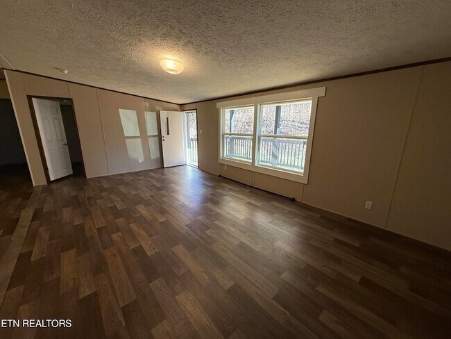 Foto del edificio - 8211 Barker Rd