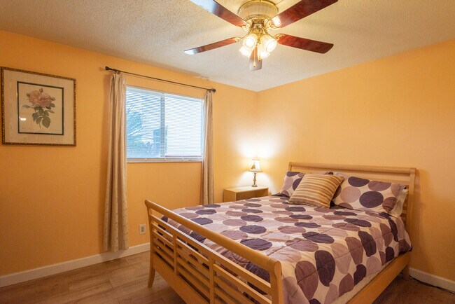 Building Photo - 2856 Garden Dr S