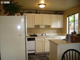 Building Photo - 3 Bed, 1 Bath Duplex in Lake Oswego