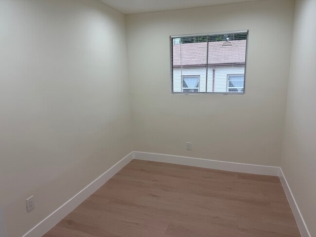 Building Photo - 1242 N New Hampshire Ave