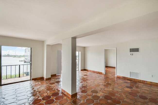 Building Photo - 3907 S Flagler Dr