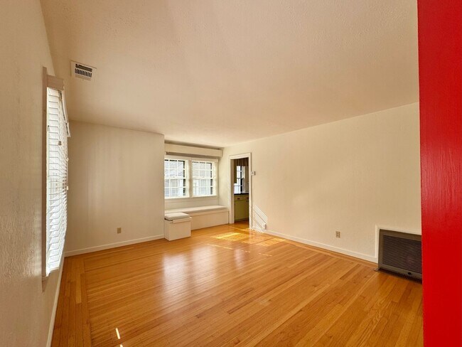 Foto del edificio - TENTATIVELY RENTED Charming 3 Bedroom 2 Ba...