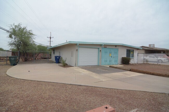 Foto del edificio - Charming 4 Bedroom 2 Bath House! South Tucson Location! Close to the 1-19!
