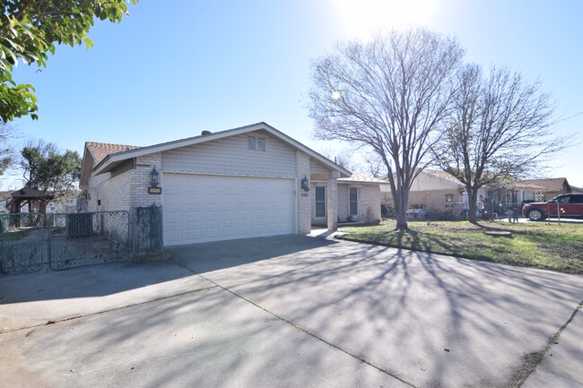 Building Photo - 2214 Lily Dr