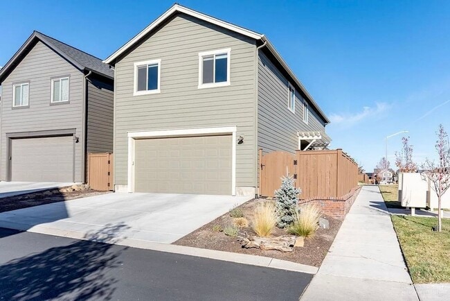 Building Photo - **Coming Soon - Unfurnished** Modern Livin...