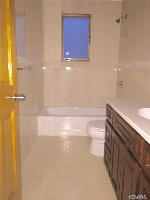 Foto del edificio - 64-58 233rd St