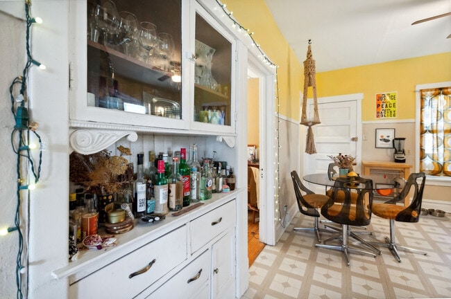 Building Photo - 5128 W Henderson St