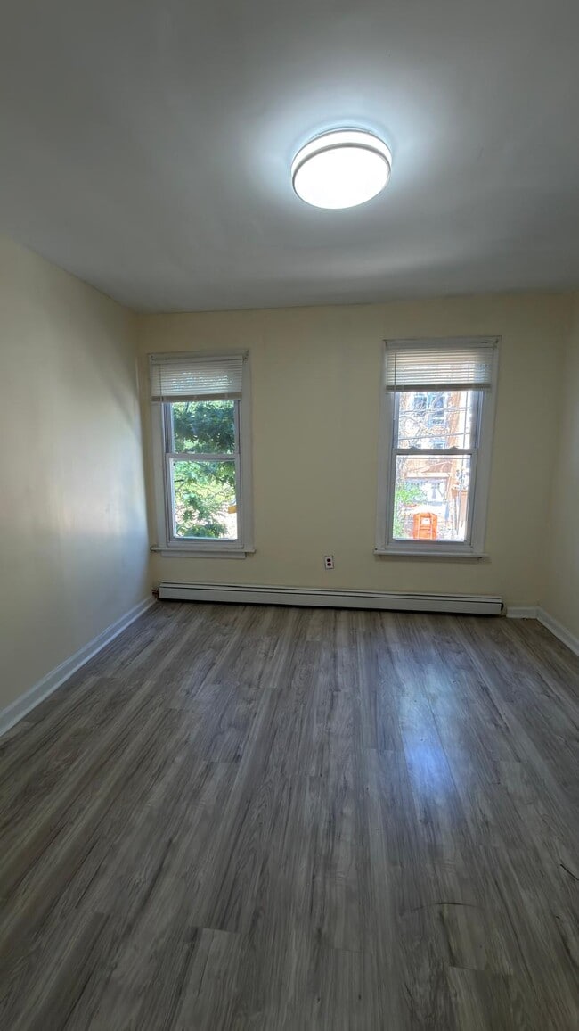 Building Photo - 346 S 10th St
