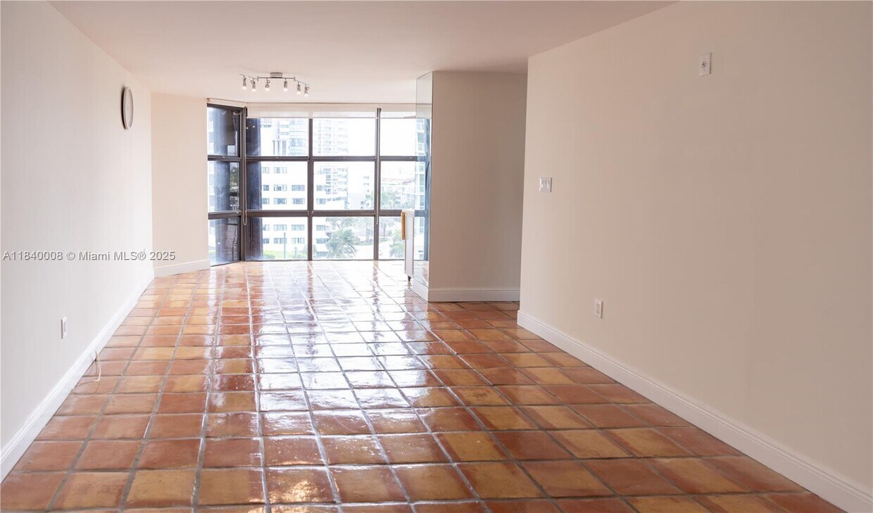 Foto principal - 6423 Collins Ave