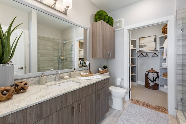 Baño con vestidor - Overture Albuquerque 55+ Active Adult Apartment Homes